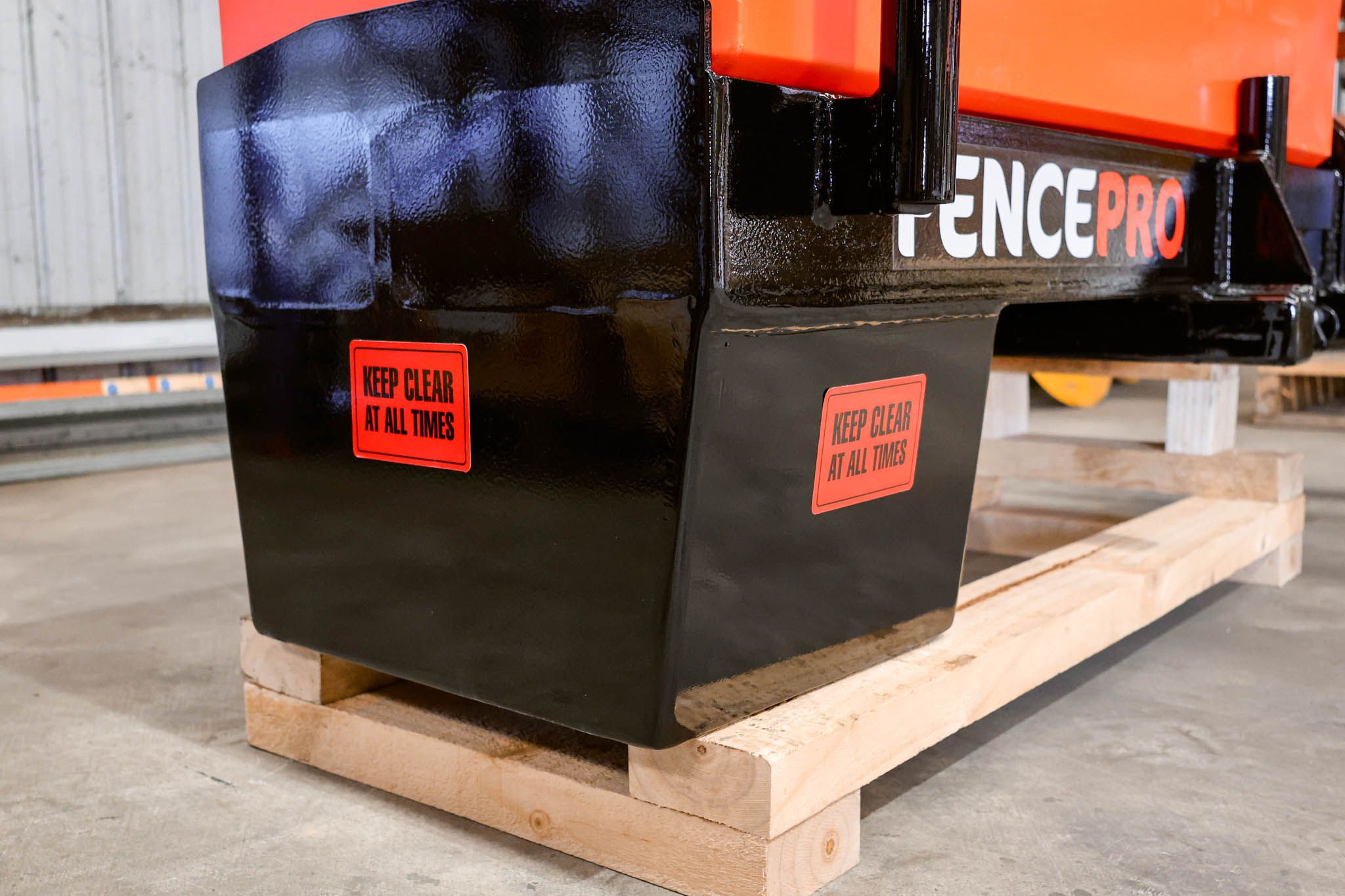 240 kg counterweight on FencePro SM900 Sidemount Base ensuring stable operation at full extension