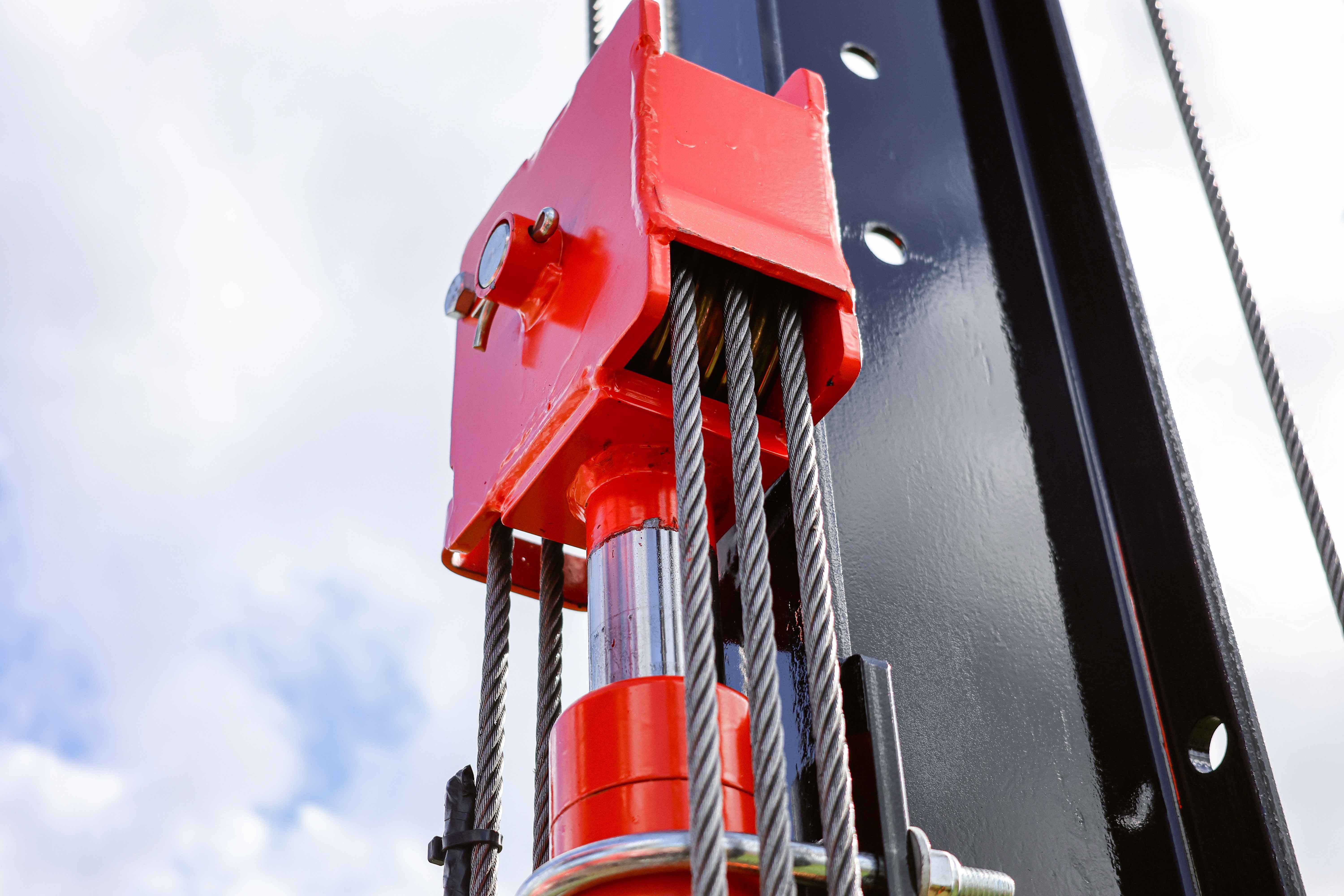 Close-up of FencePro Farmtek post driver pulley and 140 mm wire rope system