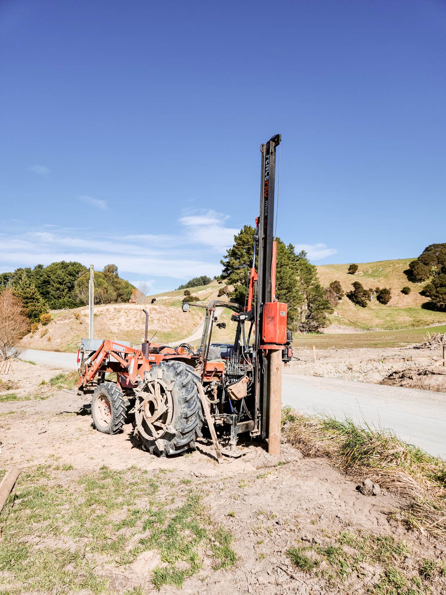 Rear-mounted Mule post driver, ramming post.