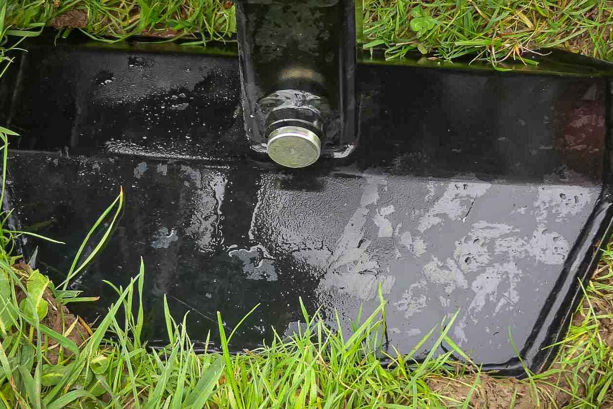 Close-up of the FencePro Ultra G4 twin-skin foot design for superior strength and mud resistance.