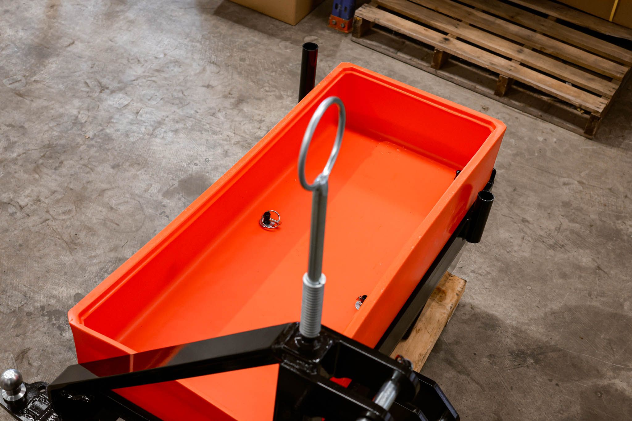 Hose guide fitted to FencePro SM900 Sidemount Base preventing hose damage and maintaining tidy setup