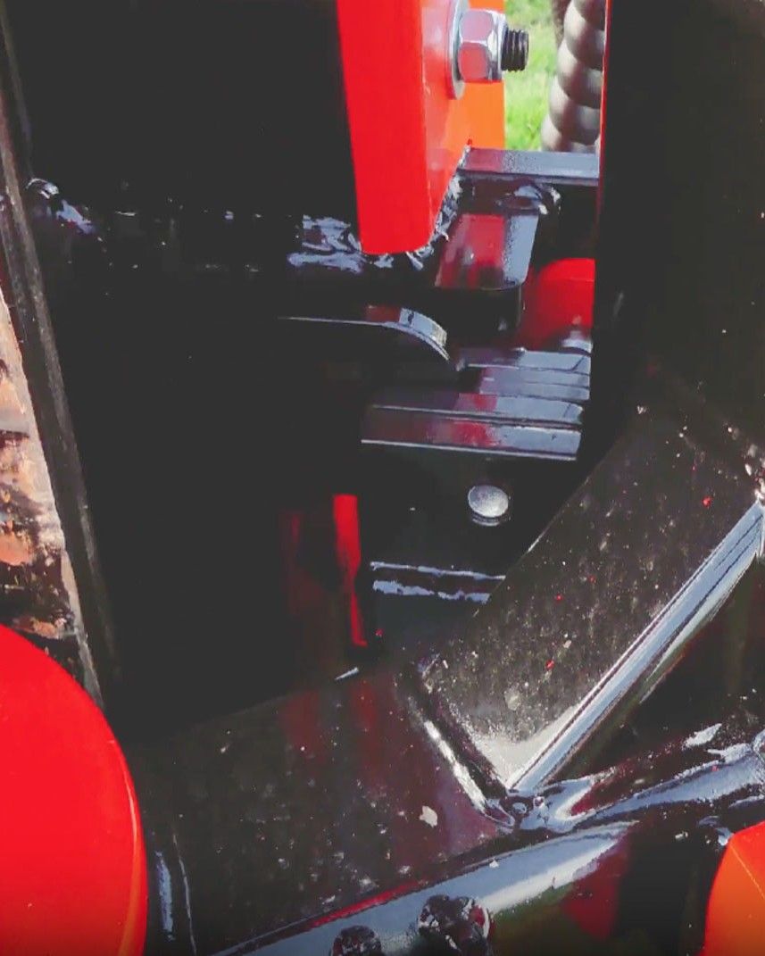 Pin & Chain Post Steering System with Ultra Glide Rock Spike Guide — the RSE traveller sliding down the profile, keeping the rock spike aligned with the mast for a straight pilot hole every time.