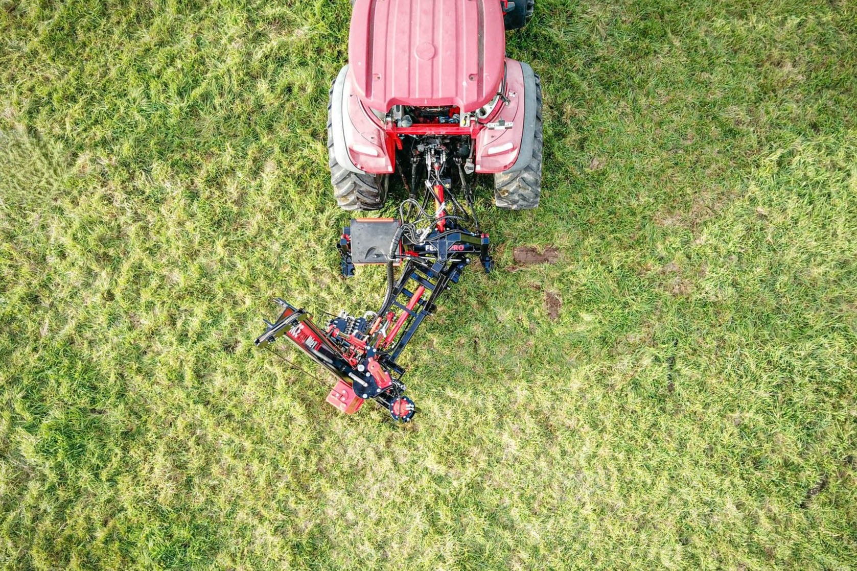 FencePro PB650 base rotated to 130°, allowing the operator to fence out the left-hand side of the tractor.